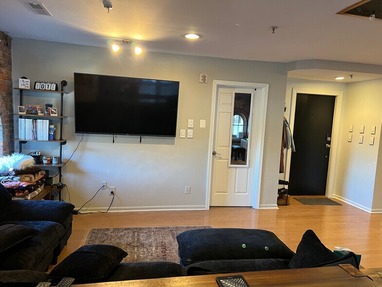 Building Photo - 51 W Blenkner St