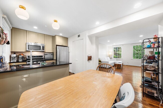 Building Photo - 2720 Ordway St NW