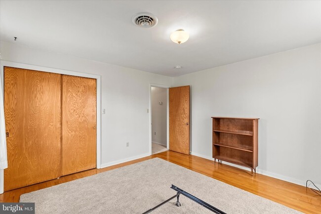 Building Photo - 1055 S Main St