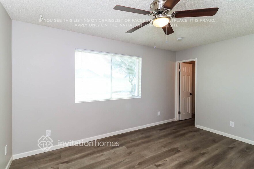 Building Photo - 4221 W Paradise Dr