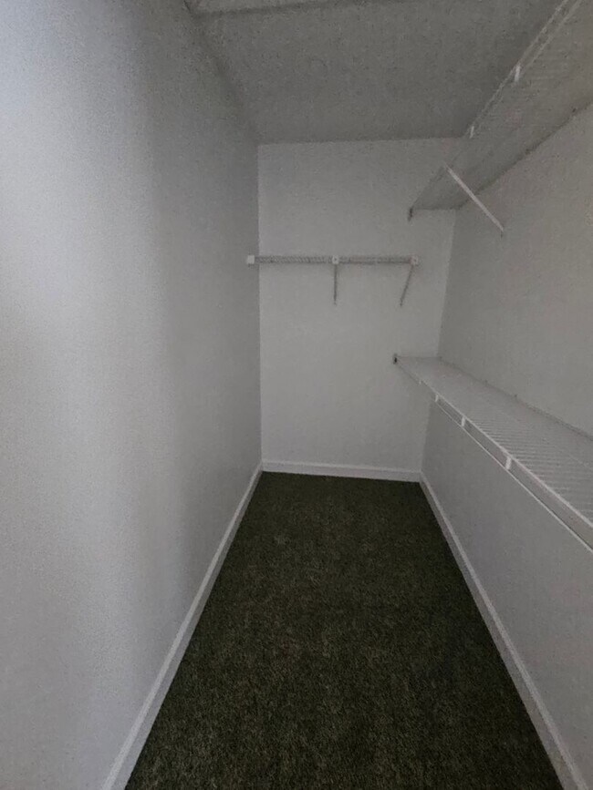 Building Photo - Townhome in Greensboro!