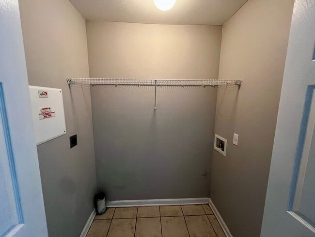 Building Photo - Gorgeous 3 BD 3 BA Townhome Located in Chase's Run!