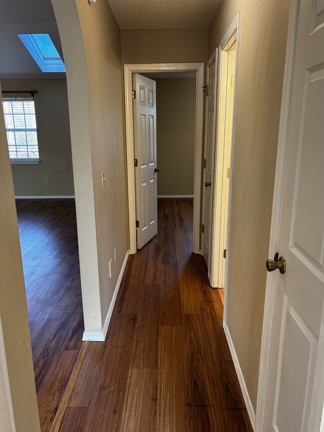 Building Photo - 18 Fairbrook Ln