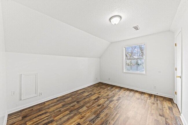 Building Photo - Move-In Special Available! Cape Cod Style Home!