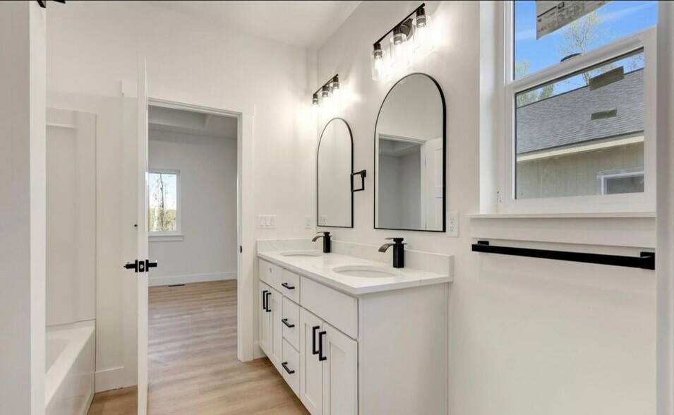 Building Photo - 2631 N Prospect Dr