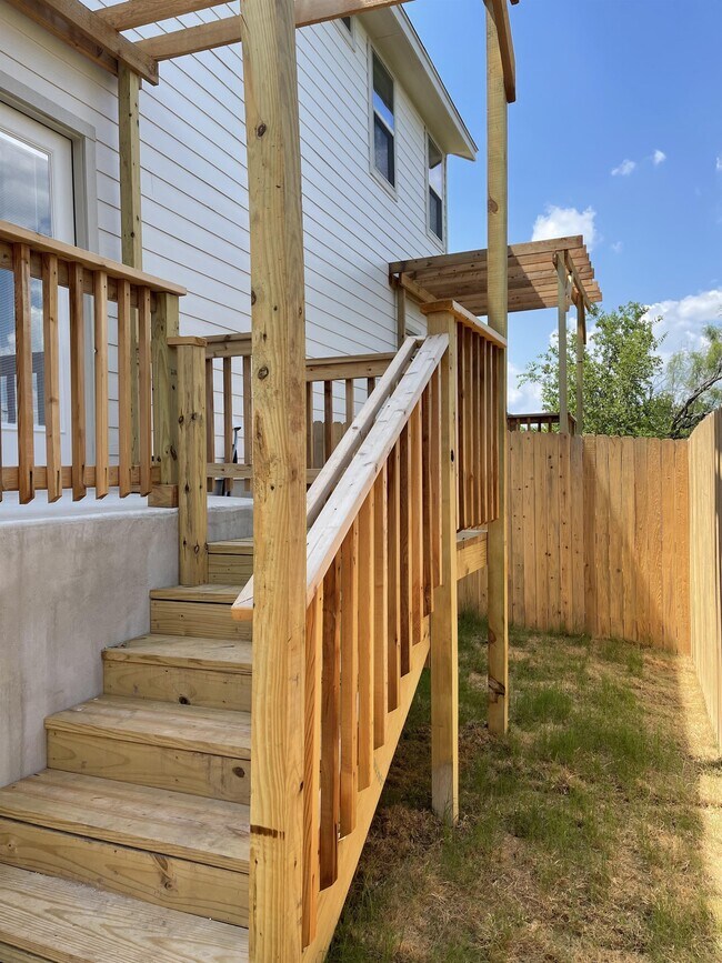 Building Photo - 2202 Sandlewood Cv