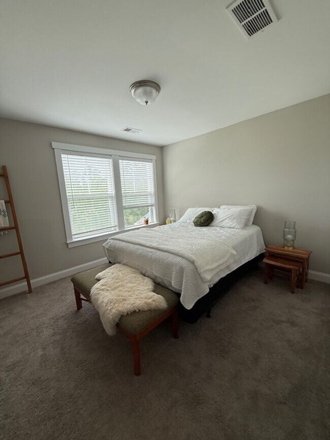 Building Photo - Quaint Neighborhood Living: Spacious 3 Bed...