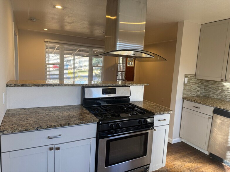 Building Photo - 1920 Xanthia St