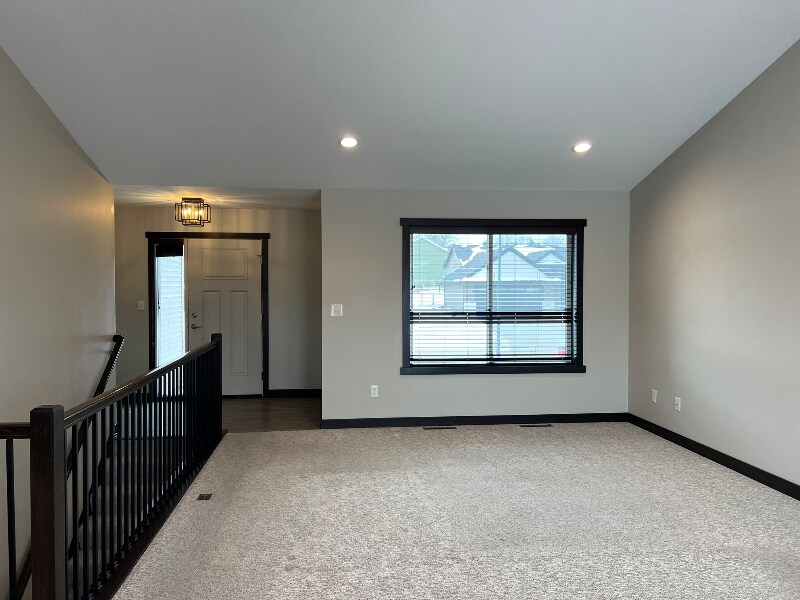 Building Photo - 622 15th Ave NE