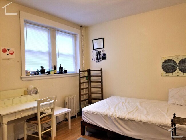 Building Photo - Brookline 4 BR 1 Bath Apartment - 9/1/26 (H&HW included) NO BROKER FEE