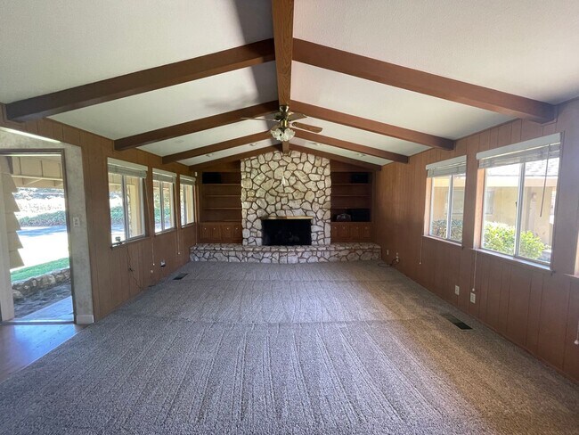 Building Photo - Custom home located next to Oakdale Country Club!