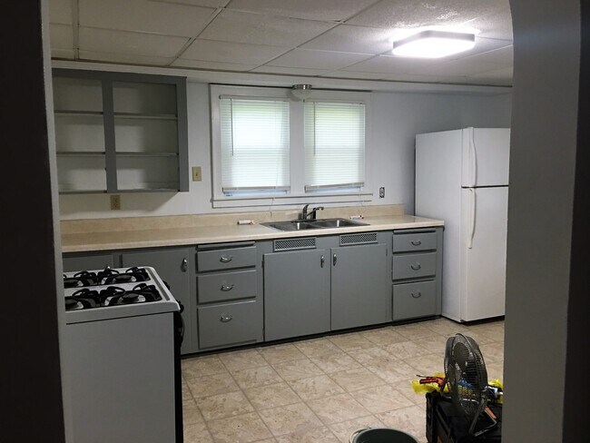 Kitchen - 330 College Ave