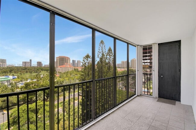 Building Photo - 20100 W Country Club Dr