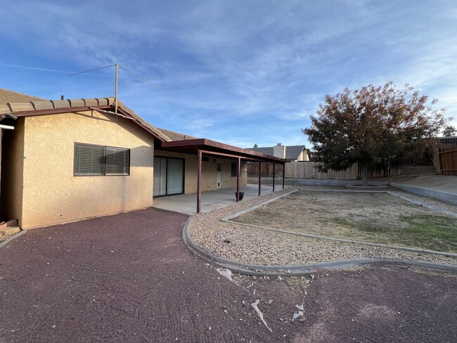 Building Photo - Beautiful 3 Bedroom 2 Bathroom House in Co...