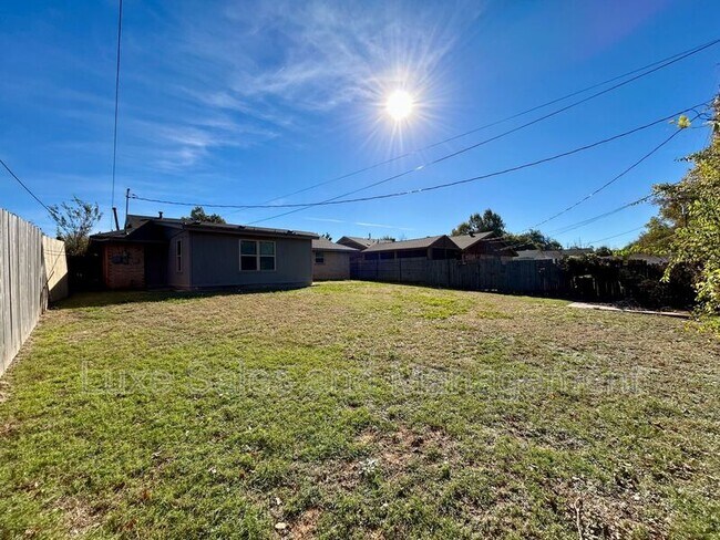 Building Photo - 605 Moraine Ave