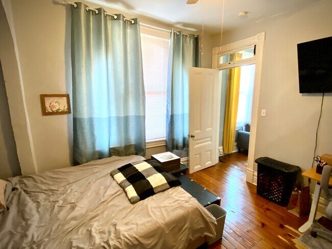 Building Photo - 715-17 Summerlea St