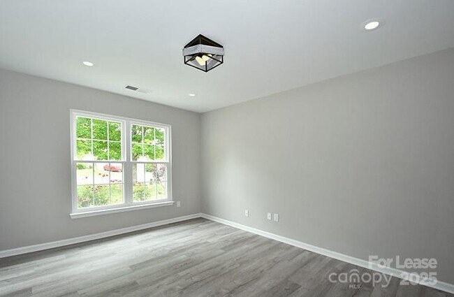 Building Photo - 129 Bosburg Dr