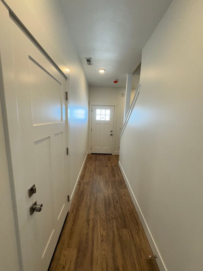 Building Photo - Modern 2-Story Town Home for Rent in Sugar...