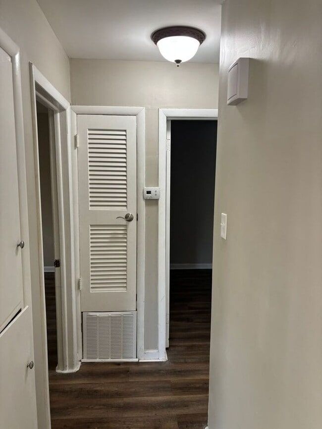 Building Photo - Charming 2-bedroom and 1-bathroom house lo...