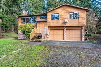 Building Photo - Large Private Rural Home Just West of Downtown Oak Harbor on 5 acres
