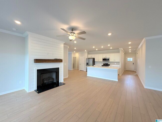 Building Photo - 305 Susan Lynn Dr