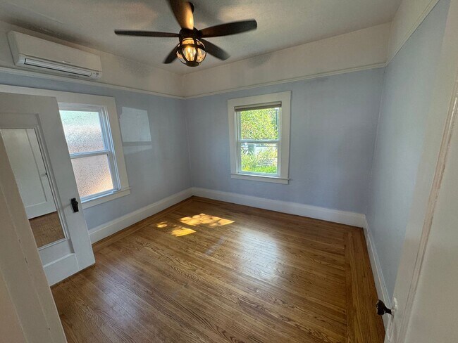 Building Photo - 2 bedroom |1 bathroom | Charming West Taho...