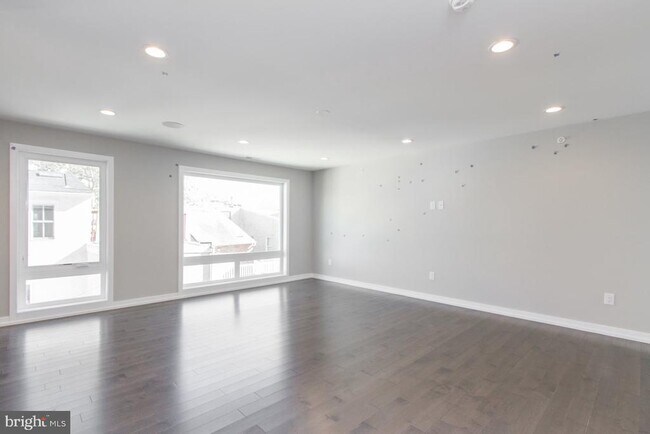 Building Photo - 712 S Sartain St