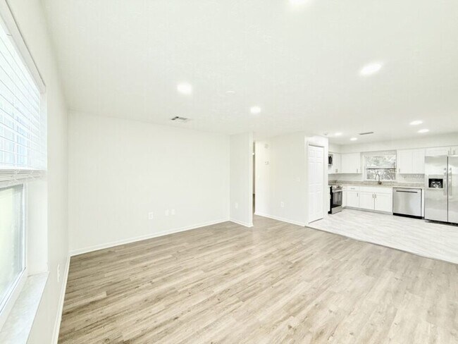 Building Photo - 11705 North Dr