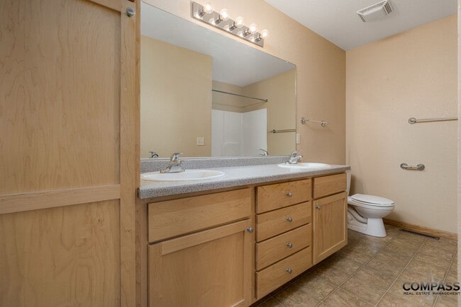 Building Photo - SPACIOUS UPDATED TOWNHOME WITH IN-UNIT LAU...