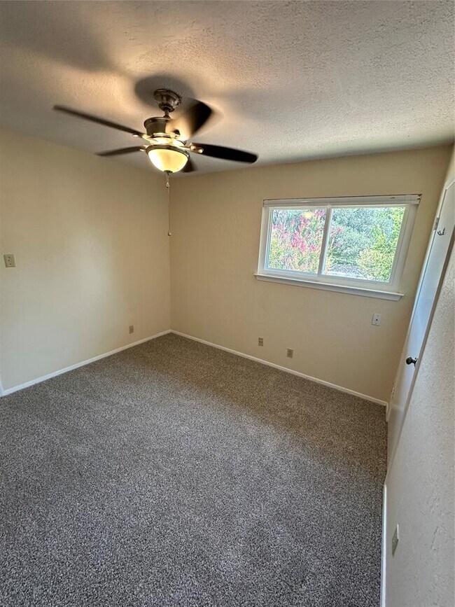Building Photo - 3529 N Hills Dr