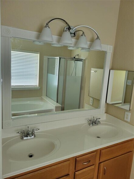 double sinks - 6110 Moran Crest Dr
