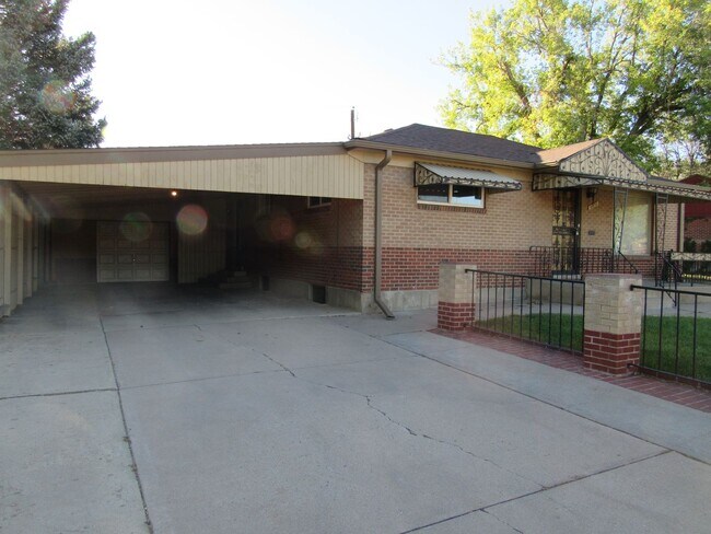 Building Photo - 2 Bedrooms plus 2 non confirming bedrooms in the basement close to light rail