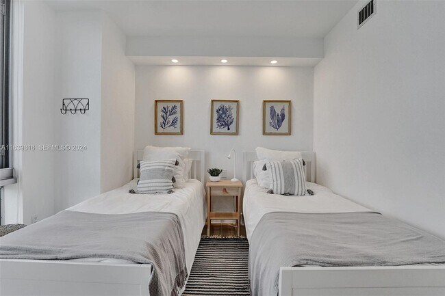 Building Photo - 16385 Biscayne Blvd