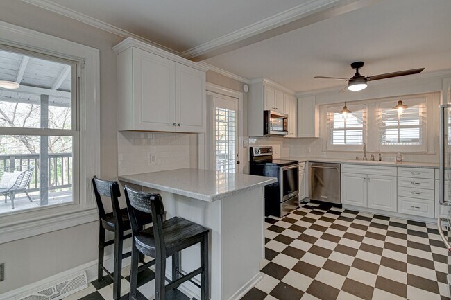 Building Photo - Washington Park 3BR 2Bth Home - available now for both short or long term lease