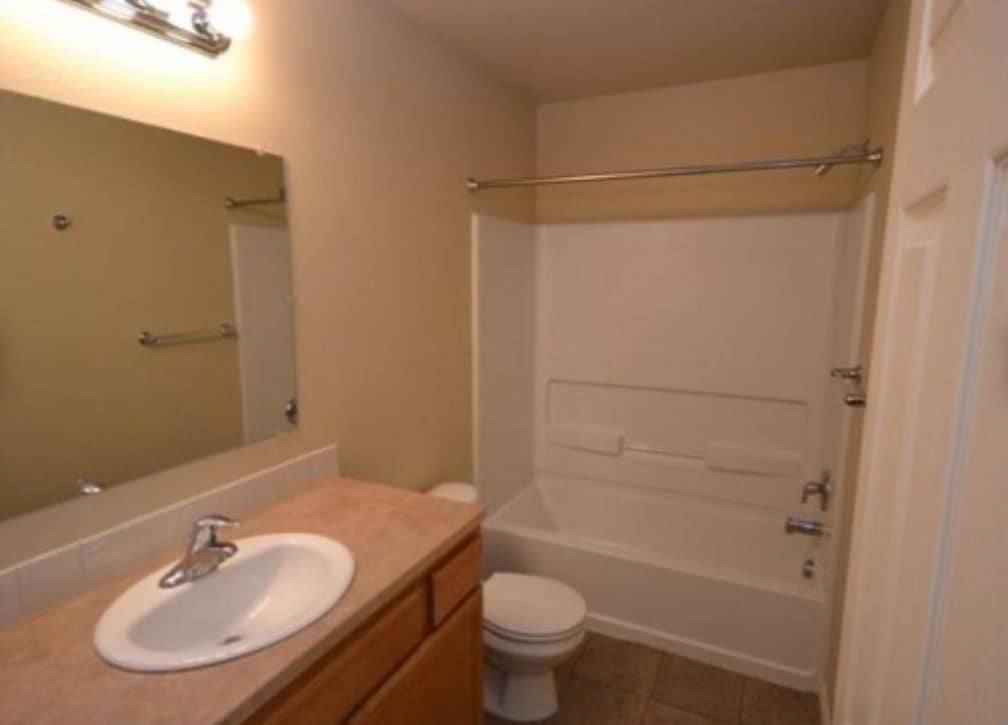 Building Photo - 1113 E 6th S