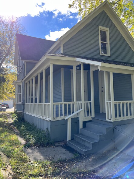 Rear entry - 825 10th St NW