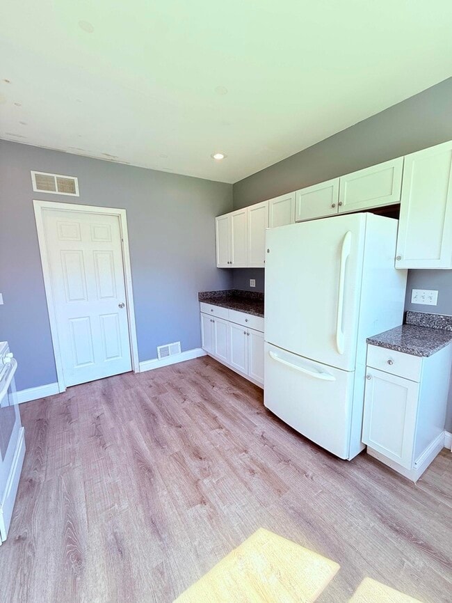Building Photo - 3 Bed, 1 Bath Home with Modern Amenities / Vouchers Accepted / Available Now!