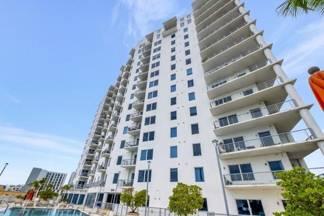 Building Photo - 10 SW South River Dr