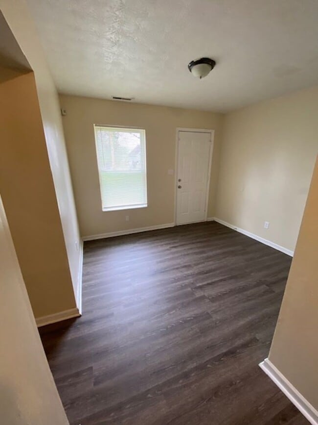 Building Photo - 3 Bedroom with 1 - !/2 Baths