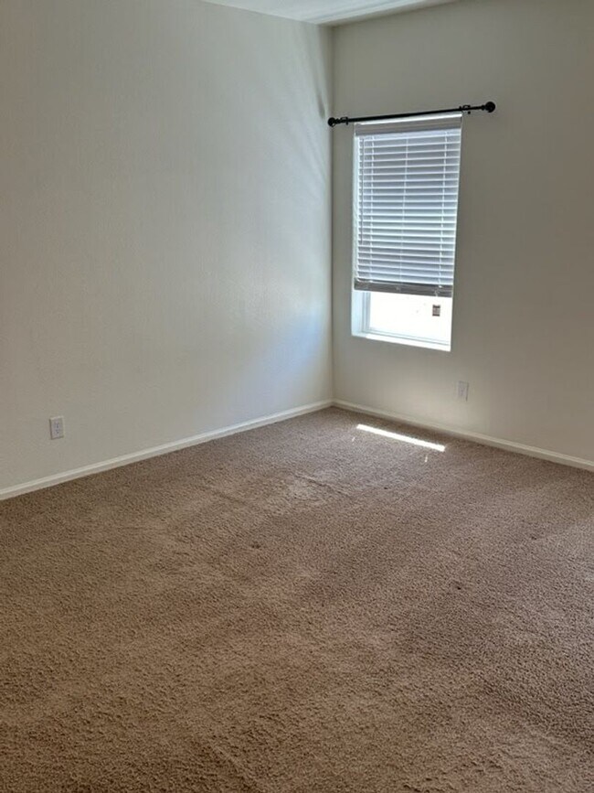 Building Photo - New 3 bedroom, 2 bath ranch style home in ...