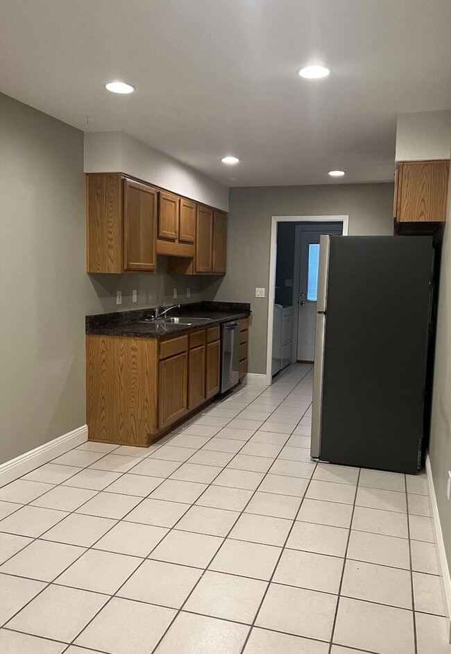 Building Photo - Cute 2 Bedroom 2 Bathroom Townhome For Rent!