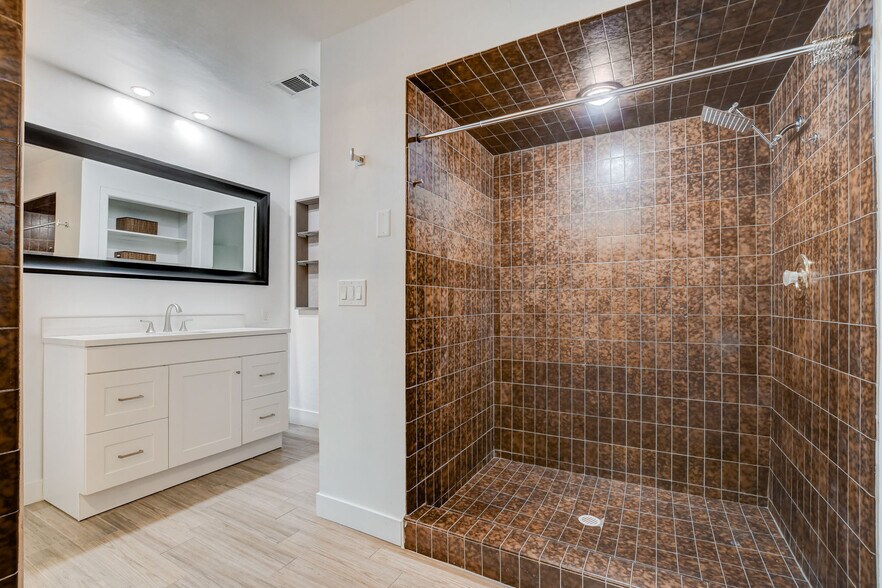 Building Photo - 945 Vegas Valley Dr