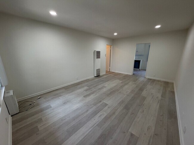 Building Photo - 1375 S Sierra Bonita Ave