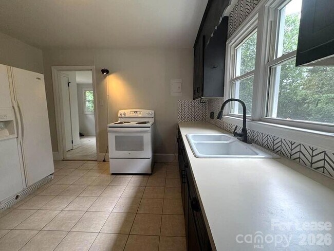 Building Photo - 810 Mt Holly-Huntersville Rd