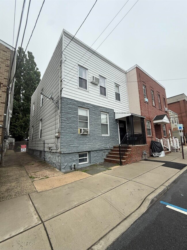 Building Photo - 6115 Polk St