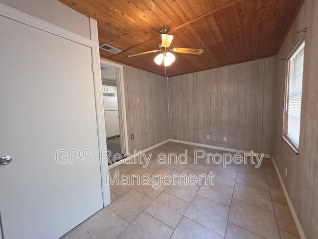 Building Photo - 843 Grove Ave