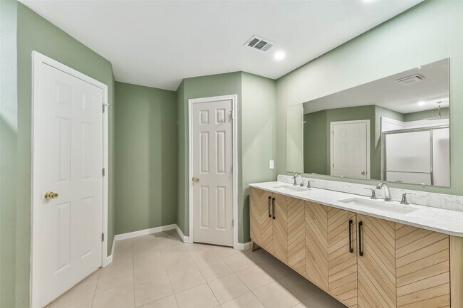 Building Photo - 605 Kings Ct