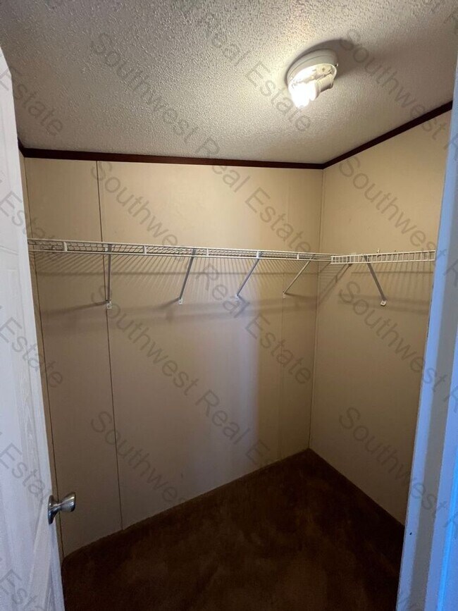 Building Photo - Spacious 3 bedrooms 2 baths home- Storage ...