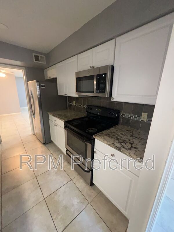 Building Photo - 10379 Briar Forest Dr