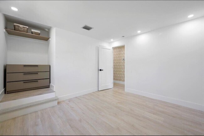 Building Photo - 823 33rd St